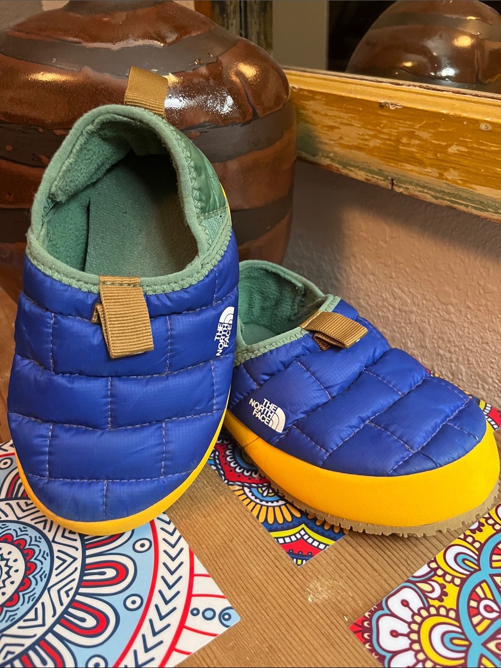 The North Face Kids Blue Quilted Slip-On Slippers with Yellow Sole Sz 10